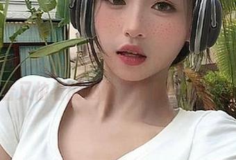 在线瞅“www.黑料”，那种想看又怕看的心情，哈哈，酸了我一脸