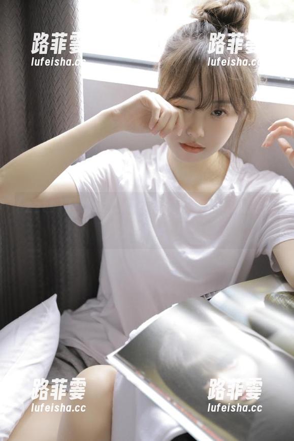 下载zztt09.su，关注一下深夜的八卦小贴士！