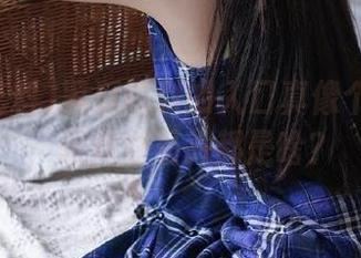 黑瓜吃料的入口真像个小黑屋，想知道里头都是啥？